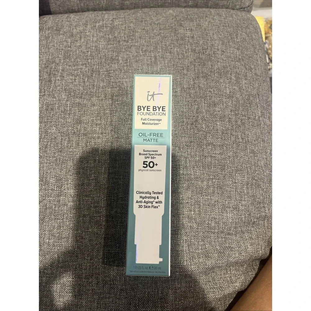 MSRP $47 It Cosmetics Bye Bye Foundation OilFree Matte SPF 50+ Sunscreen - LIGHT